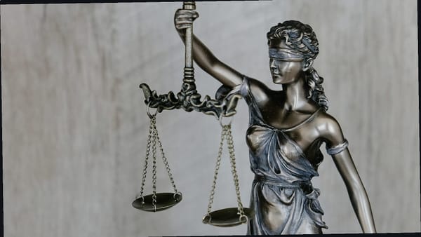 特朗普威胁称，如果美联储主席鲍威尔在任期届满后继续留任，他将解雇他